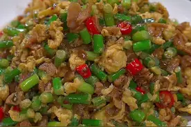 往蒜苔里打两个鸡蛋，出锅竟能做出全家爱吃的下饭菜#美食教程 #蒜苔炒鸡蛋家常做法视频封面