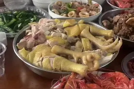 孩子考上大学，外公奖励6千，外婆奖励10000万，妈妈奖励一台苹果16，这不是炫耀，不是对孩子的鼓励和支持和对未来的期望，外公外婆给予他无微不至的关怀和鼓励，把一切好的都留给了孙子孙女外孙子们……无怨无悔不求回报！希望我的学会心存感激感谢外公外婆的辛苦付出[合十][合十][合十]同时，大学是你的杨帆的起点，踏上新的征程扬起理想的风帆，祝你前程似锦书写精彩人生。#隔辈亲 #我的家人 #记录这一刻 #生活日记 #我的外公外婆 👵视频封面