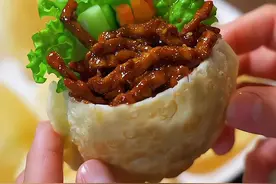 吃不完的饺子皮别扔了，教你秒变口袋饼，配上京酱肉丝，真是太赞了！#在家做美食 #京酱肉丝 #饺子皮#美食教程