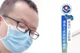 肺癌定期复查需要查哪些项目？  ①血常规、尿常规以及大便常规  作用：血常规可以反映血液里面红白细胞和血小板的情况，来判断骨髓是否出现抑制；尿常规可以反映肾功能，了解治疗的效果及预后；大便常规则可看出消化系统的情况。 注意事项：医生会问询呼吸、咳嗽、咯血、声音、骨痛、头痛以及肢体活动等情况，来判断是否有临床症状。 肿瘤标志物  ②常规复查的项目：CEA(癌胚抗原）、NSE（神经元特异性烯醇化酶）、CYFRA21-1(细胞角蛋白19片段）、scc（鳞癌相关抗原）以及糖类抗原等。  作用：预测肿瘤是否复发或转移，判断病情及预后情况。  ③胸部CT  作用：可以检查出是否有新发结节、炎症、积液、积气等，也能了解是否出现了纵隔肺门淋巴结转移以及胸膜肋骨的侵犯。  ④上腹部CT/B超  作用：可以发现是否出现肝脏、肾上腺、腹腔淋巴转移。  ⑤骨扫描  作用：如果出现了骨痛，通过骨扫描可以检查出是否有骨转移。一旦出现异常，医生会安排针对性的核磁共振来证实。  ⑥颅脑CT或核磁共振  作用：如果出现了持续性头痛、呕吐等脑转移症状，需要进行脑部CT或核磁共振来进行确诊。  ⑦纤维支气管镜检查  作用：可以观察局部气管情况，像是中心型肺癌，是否有肿瘤残留（支气管切缘阳性）等，要定期进行纤维支气管镜检查，以防残端肿瘤复发。  #医者是健康传播者  #科普是健康处方笺  #肿瘤科陈海石医生 #创作灵感视频封面