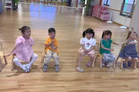 台上尿裤子的宝宝😂😂😂#记录幼儿园生活