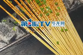 3月20日（报道时间），湖南一烧烤店推出“麻辣竹签”，50串10元 很受顾客的欢迎，顾客表示：没吃过这么减肥的烧烤。（源：极目新闻 潮新闻）视频封面