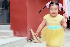 妈妈把女儿打扮成“老款小孩”惊艳全网！这是妈妈在打扮小时候的自己……（视频来源:@金no no ）视频封面