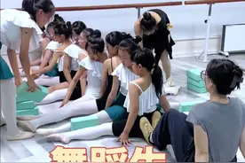 #每个舞蹈生都有一个难忘的瞬间 #舞蹈教师 #舞蹈的精髓是什么 #舞蹈生 #舞蹈生要有信念感 我们管这个软度体验叫做《叠罗汉》～你们呢？@抖音短视频视频封面