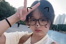 你可以聊着聊着就去做你喜欢的事情 但是你要跟我说一声 因为我特别没有安全感但是你直接告诉我 我就不会去胡思乱想了 因为我已经知道你在干嘛了 我也可以踏踏实实去做自己喜欢做的事情了 我也很喜欢听你讲一天发生的事情 即使是再小的事情那样我们的距离就不会那么远了。#初中生 #le #wlw #女的 #姐控