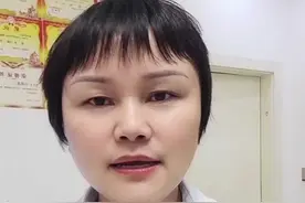 高铁上的一幕，刚出生一天的婴儿有病，妈妈也尚未脱离危险，小父亲抱着孩子去城里给孩子看病，列车上的人自动自发伸出援手！ #高铁#暖心一幕#社会百态视频封面