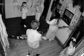 更喜欢npc抱抱哈哈哈哈#密室逃脱 #真人npc #监控下的一幕视频封面