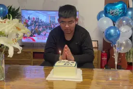 青春逢盛世， 奋斗正当时； 中国男孩，17岁，生日快乐！视频封面