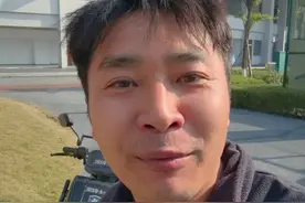 外卖单王捡到电动车牌，装在自己车上，这种违法吗？肯定啊 #外卖小哥 #实话实说 #真实事件 #社会百态 #黑骑士更专业的外卖车