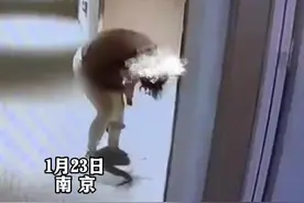 南京一酒店内妈妈抱孩子呼救，女童喝水呛到 全身瘫软，一女子边跑边喊:我是医生 把孩子交给我，医生用海姆立克急救法女童渐渐恢复知觉视频封面