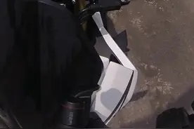 升档完成时，左手松掉离合的速度是很快的。如果升档过后松掉离合，摩托车有拖档的情况，那就不该升档。#机车 #摩托车 #摩托车从零开始教学视频封面