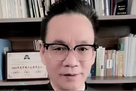 【医案清说71:两起在关键时间段中断医疗服务的案件对比】 #医疗纠纷 #医案清说 #医疗纠纷律师 #诉讼手段 #医疗事故律师   各位网友，大家好。我是北京的医疗纠纷律师宋中清。今天应广大网友的需要，谈谈医疗纠纷实战案例的情况。  两起案件，案情相似，都是在患者病情突变时医院中断了所有的医疗服务，但是患方打官司的结果截然相反。其中一起案件中，律师有关键的诉讼手段。  第一起，是南方某省的医院，脑病科一级护理的男患者，周六被中断了所有医疗服务1天半。这期间患者在医院内发生脑梗无人知晓干预。  诉讼中，经过律师和患者亲属的通力配合，完成了关键的维权手段，坐实了医院中断服务的事实。目前案件患方胜诉大局已定。医院提出和解愿望。  第二起案件，是律师不愿提前的痛心案例。为了网友了解维权手段的重要性，介绍一下。长江流域某省的一家医院，25岁男孩子因饮酒致双下肢发软而住院。入院第3天突发病情恶化，后一直昏迷不醒。  当地省律协医疗律师代理打了七八年官司，一审、二审，通过检察院抗诉发挥重审。此期间男孩的五十多岁父亲窝囊生病致死。原判决根据医疗过错鉴定医院承担30%赔偿责任。男孩的姐姐这时候才求助到宋律师。我看了病历就发现了男孩突发病情恶化时没有医护人员在场发现处置的关键点。告知我可以介入。当事人基于种种考虑，没有请我介入。案件后来维持原判。赔偿的40多万元早已花光。昏迷男孩一家母女三人不知如何面对。  男孩的姐姐再问宋律师，回答没有挽回的诉讼手段了。  这是宋中清律师为什么让受害患方选择医疗服务合同纠纷案由起诉的原因，是医疗纠纷黄金要点。  感谢收看，再见！视频封面