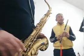 老哥哥家里没有音响，没跟过伴奏，和我学了学红颜知己