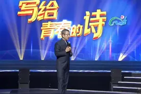 #第十三届中国大学生电视节   现场 #白岩松说让牛马成为过去时  赢得全场掌声！让年轻人相信努力就会有回报，因为现在和将来真正的主人就是年轻人！视频封面