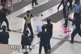 帅炸了！医院#反恐演习 ，大学生一招夺命剪刀脚制敌 #大学生视频封面