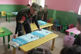 教官，教幼儿叠豆腐块被子一步一步的说着