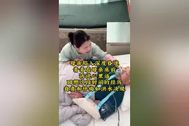 青青在母亲床前诉说心里话，希望妈妈早点醒来#百善孝为先#亲情#母亲#陪伴#正能量