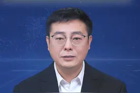 张雪峰喊话高考后扁担挑行李女孩：“教育学不是当老师的”，愿每个考生 把初心稳稳落进志愿表里