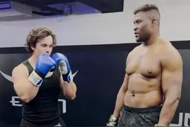 #UFC#mma#铁血战士#纳干诺 人类不使用武器，无法使铁血战士破防😨😂视频封面