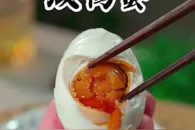 谁能想到，把鸡蛋放水里泡20天，煮出来各个冒油，做法特别简单#咸鸭蛋