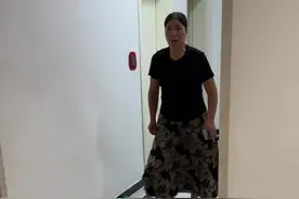 白衣服就靠这个冷水爆炸盐了！它是能真的洗干净各种脏衣服的，不管是油渍、汗渍还是水果渍，它都能轻松搞定。而且用法简单，直接倒进盆里，加凉水冲出泡沫，把脏衣服浸泡一会，再拿出来随便搓几下就干干净净了。家里一定要常备#爆炸盐 #脏衣服怎么洗