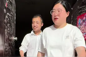 《暖暖关怀，迎接新生命：致厂长一家的温馨慰问》 恭喜银花顺利产下可爱的千金！我这心里呀，满是欢喜，一直盼着能来看看你们母女俩。这不，我带来了些心意。母鸡、鱼和排骨，都是给你好好补身子的，希望你能快点恢复元气。生孩子太辛苦了，一定要把身体养得棒棒的。新生命的降临，是家庭最珍贵的礼物，看着小宝贝粉粉嫩嫩的模样，真是太可爱了，以后咱们工厂大家庭又多了一个开心果。 在这特别的时刻，我由衷地希望你们照顾好自己。要是在生活上有任何需要帮忙的地方，或是带孩子遇到什么难题，尽管跟我说，咱们都是一家人，别客气。 再次恭喜你们喜获千金，愿小宝贝健康快乐成长，一家人幸福美满！ #农村生活 #家庭#夫妻日常