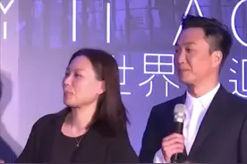 #郑中基 携妻子出席发布会，曾经有名的花花公子，如今却被长相普通的妻子拿捏的死死的，直言家里都是她说了算，真是不可思议啊！视频封面