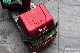 久违的拉砖车上班第一天就卡在这了，附近热心大叔出手相助 #怪弯 #半挂车 #卡车视频封面