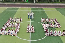 六年小学毕业啦！  愿此去繁花似锦，再相逢依然如故！  致老师视频封面