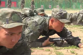 新兵成长日记——爆燃！新兵战术就是这么硬核！#新兵 #战术训练 （李胜 董知洋）视频封面