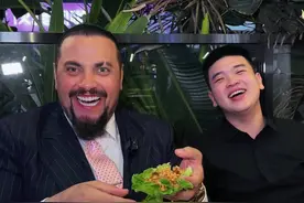 家人们这个烤串拌饭拌到我心窝里了！简直嘎嘎香啊！#中国美食征服外国人 #烤串拌饭 #TC在中国 #东北美食 #抖音美好食光视频封面