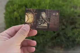 埃及最美神庙丹德拉神庙 丹德拉神庙（Dendera Temple）是埃及最著名的神庙之一，位于尼罗河西岸，靠近现代城市基纳（Qena）。它以其精美的建筑、保存完好的浮雕和独特的天文天花板而闻名，被认为是埃及最美的神庙之一。  ### 丹德拉神庙的历史与特点： 1. **建造时期**：    - 丹德拉神庙的主要建筑建于托勒密王朝时期（公元前305年-公元前30年），但神庙的历史可以追溯到更早的古埃及时期。    - 罗马时期也对神庙进行了扩建和装饰。  2. **供奉的神祇**：    - 丹德拉神庙主要供奉哈索尔（Hathor）女神，她是爱与音乐、欢乐与母性的象征。    - 神庙内还有供奉荷鲁斯（Horus）和伊西斯（Isis）的神殿。  3. **建筑特色**：    - **哈索尔柱**：神庙的柱头雕刻着哈索尔女神的头像，极具辨识度。    - **天文天花板**：神庙的天花板上绘有精美的天文图案，包括黄道十二宫和古埃及的星座图。    - **浮雕与壁画**：墙壁上布满了精美的浮雕和壁画，描绘了宗教仪式、法老与神祇的互动等场景#埃及#神庙#旅行推荐官 #我的旅行日记 #旅行vlog视频封面