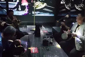 KTV里打响起，老板一高兴，果盘，小吃、干盘子，冷怂上