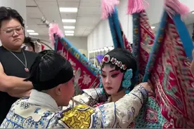 #台前幕后 #后台视角 探秘后台 河南豫剧院青年团中州影剧院《穆桂英大破天门阵》#杜永真 后台赶妆视频视频封面