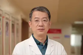 早点吃晚饭，减轻脂肪肝！ 研究发现，早吃晚餐有助于改善脂肪肝。晚餐过晚或不规律可能导致肥胖、高血压、睡眠问题、情绪不佳、肠胃不适和血糖升高。为改善脂肪肝，建议调整晚餐时间，保持清淡易消化，增加膳食纤维摄入，适量运动，保持规律作息。#脂肪肝 #肥胖  #减肥 #转氨酶 #肝炎