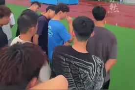 山东一高校大一新生排军训方队，“我身高185，只能站第四排”。网友：吃钙奶饼干真的可以长个子吗