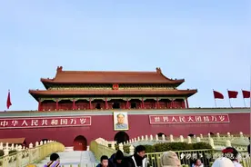 今日来到号称世界最大的城市中心广场- 天安门广场（44万平方米）视频封面