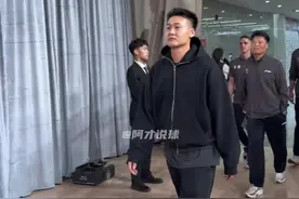 赵睿&阿不都沙拉木场边观战，阿不手痒痒练罚篮，赵睿随便一投就能进，祝二日早日回归赛场！#阿不都沙拉木 #赵睿 #新疆广汇男篮 #新疆男篮 #阿才说球视频封面