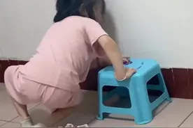 重庆6岁脑瘫女孩豆豆上学了，医生曾说其“终生无法站立 ”，网友：她走的每一步路都让人感动