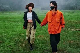 跟对象踏青出游不会拍 ，分享双人实用合拍技巧，快快码住！#拍照技巧 #登山照怎么拍 #草坪拍照 #春游拍照这样拍 #情侣拍照