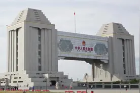 一列装有64节集装箱，满载着来自中国的商品的火车视频封面