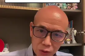 为什么动物能给你最顶级的治愈？  先来看一组震撼数据： • 与动物互动15分钟，人体压力激素下降28%（超过绝大多数的人际社交）   • 宠物主人看心理医生的频率比非养宠人群低36%    动物对人精神疗愈的三大底层逻辑：  1️⃣ 无条件的积极关注 - 动物不会评判你的社会地位/外貌/收入/或任何世俗范畴的“成功”！ - 创造”被全然接纳“的心理安全岛    2️⃣ 触觉唤醒机制 - 抚摸动物时人体释放的催产素=与人拥抱时的3倍   - 特别缓解”皮肤饥渴症“（这也现代人隐性流行病）    3️⃣ 生命节奏同步 - 动物的呼吸频率（每分钟15-30次）能自然调节人类焦虑时的急促呼吸   - 典型案例：观鱼15分钟=自主神经系统的天然复位    普通人可尝试的动物疗法 一、低成本甚至是免费的方案：   • 定期逛花鸟市场（视觉接触即有效）   • 用动物直播代替部分刷剧时间    二、进阶方案：   • 参与导盲犬志愿者活动（双重治愈）   • 尝试”动物辅助正念“（观察猫的呼吸节奏加同步冥想）    立即行动建议： 1. 今天用5分钟专注观察小区里的流浪猫/鸟   2. 把手机壁纸换成水族馆动态视频    怎么样？ 你有过动物疗愈体验吗？ 哪种动物曾治愈过你？评论区留下你的分享和正能量！  下期预告我们聊聊 ”为什么聪明人都在养冷血动物？“ 揭秘爬宠独特的心理调节机制！   #动物疗愈 #情感 #心身健康 #亲密关系 #情绪管理视频封面