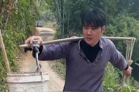 #改造梦想小院 第二十二集，这几天把院子房间地面铺好，再用废旧木材做些灯具。#乡村生活家 #乡村生活也可以很治愈