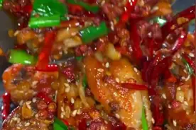 辣椒炒鸡翅的做法，又辣又香味道不错，家常美食。视频封面