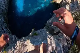 这完美的失重感！绝了 #户外跳水 #第一视角 #纵身一跃 #跳水之高手跳水 #感受极限运动下的自由美 @DOU+上热门 @DOU+小助手视频封面