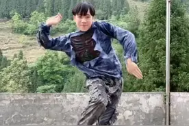 小伙凭借丝滑灵动的霹雳舞受到上千万网友的喜爱 #舞蹈#霹雳舞#高手在民间#内容启发搜索@DOU+上热门 @DOU+小助手视频封面