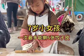 青岛泊里大集，7岁小女孩一次能擀6张饺子皮，在集上帮爸妈干活