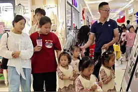 这宝爸带娃方式太炸了，瞬间感觉手里的肉不香了……😂😂#四胞胎 #爸爸带娃 #人类幼崽成长记