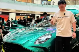 阿斯顿马丁万象城车展 阿斯顿马丁全新vantage发布，F1现场看太震撼，AMR配色拉满@阿斯顿马丁杭州 #阿斯顿马丁vantage #阿斯顿马丁 #阿斯顿马丁dbx707视频封面