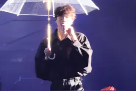 还带着下雨天的宿命感～#许嵩 #许嵩青岛演唱会 #青春视频封面